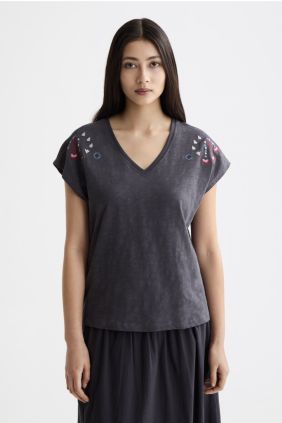 Camiseta bordada con cuello en V