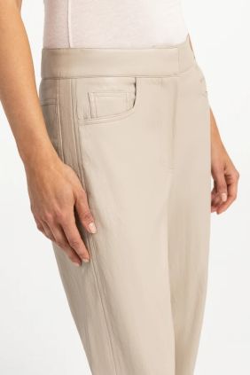 Pantalón Piel sintética y corte carrot