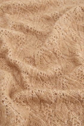 Bufanda triangular calada Beige