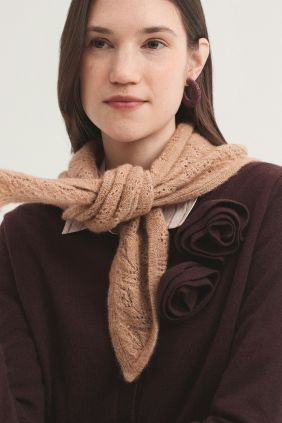 Bufanda triangular calada Beige