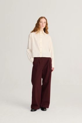 Pantalones plisados de sarga y pierna ancha