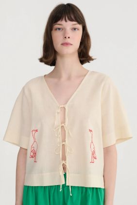 Blusa anudada con Bordados